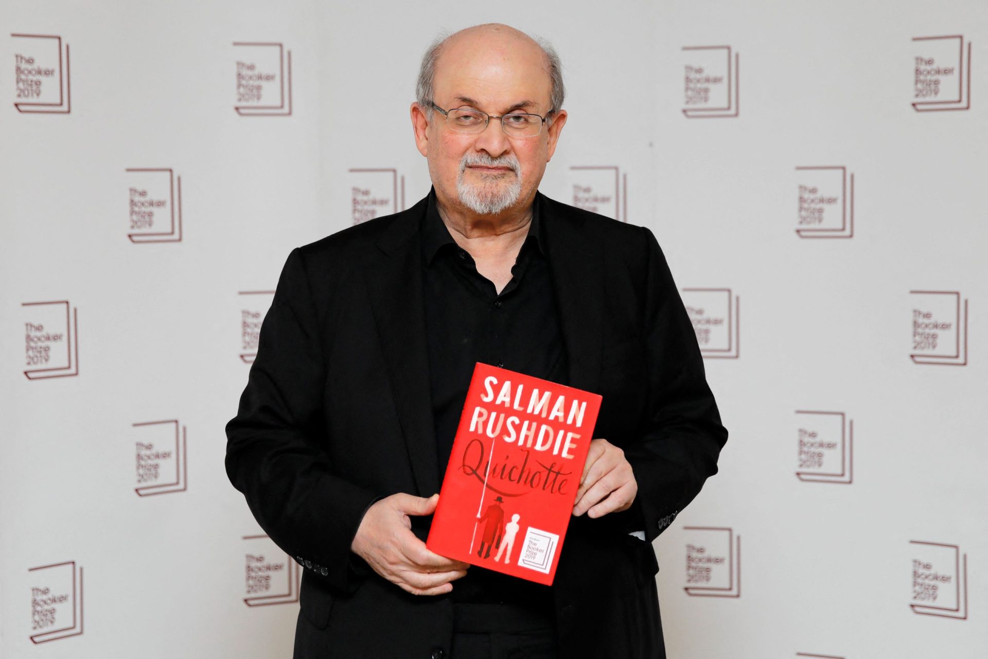 Salman Rushdie esfaqueado em palco numa conferência em Nova Iorque