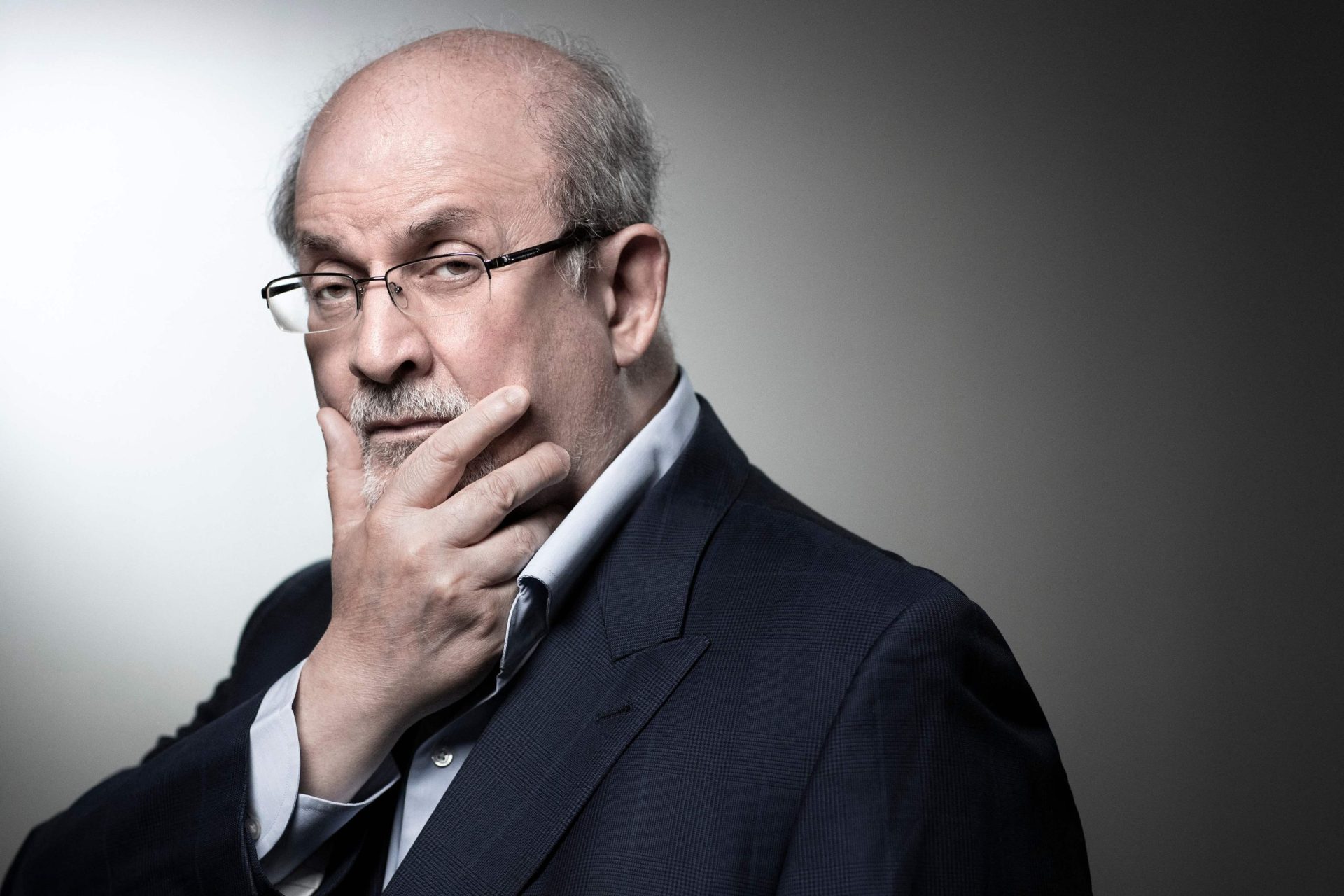 Irão. Porta-voz do governo culpa apoiantes de Rushdie pelo seu ataque