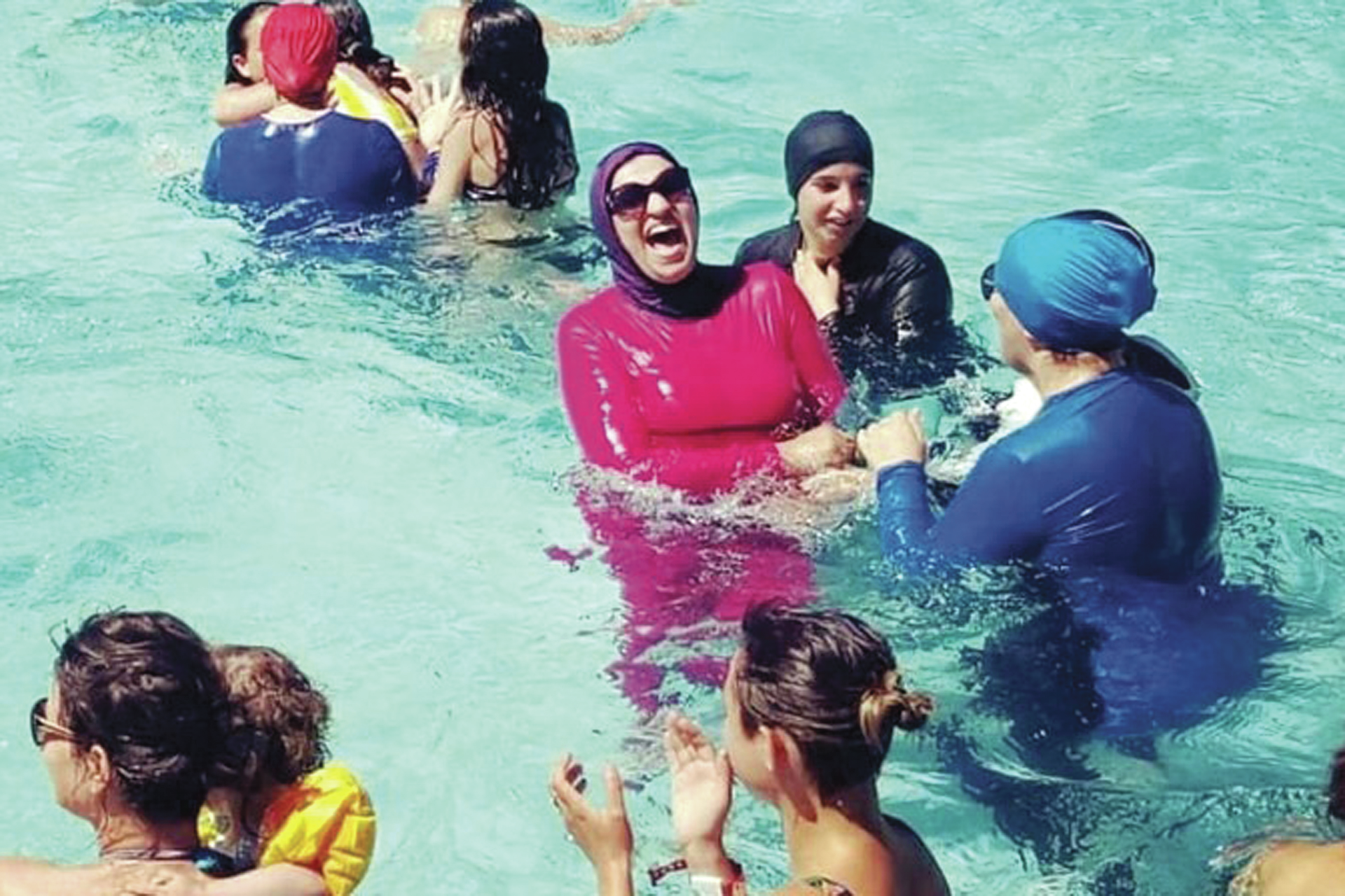 Paquistaneses expulsos de piscina municipal por nadarem vestidos