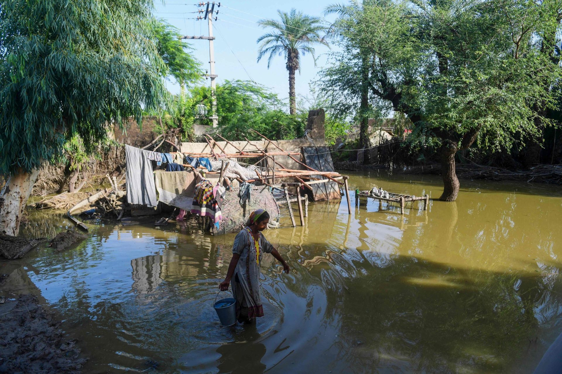 Paquistão continua a ser abalado por inundações devastadoras