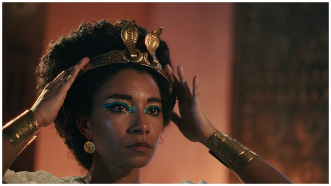 Série da Netflix processada por escolher atriz negra para representar Cleópatra