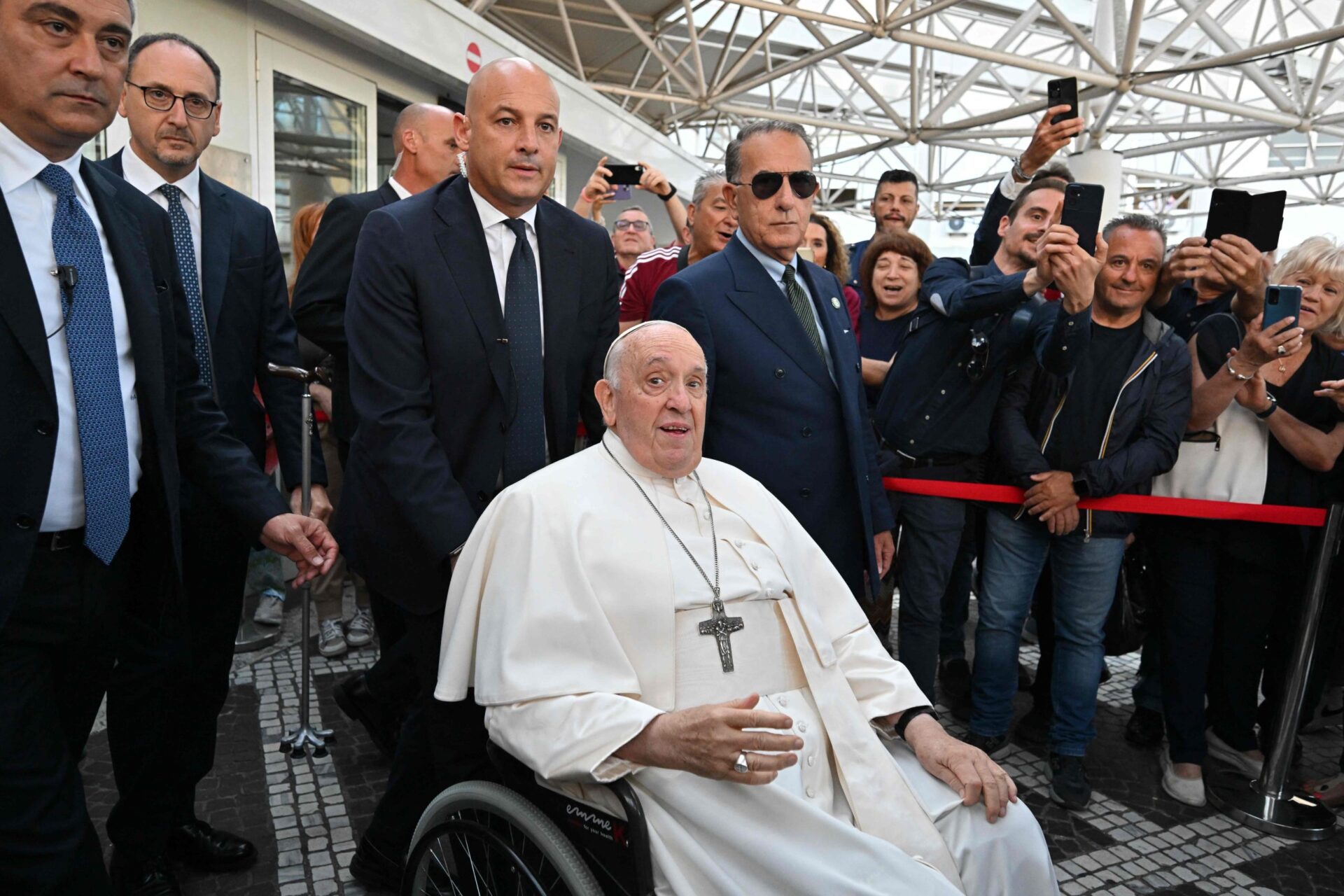 Papa Francisco já saiu do hospital