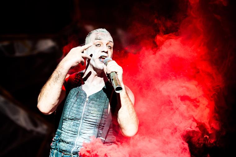Vocalista dos Rammstein recebido com protestos por alegadas violações sexuais