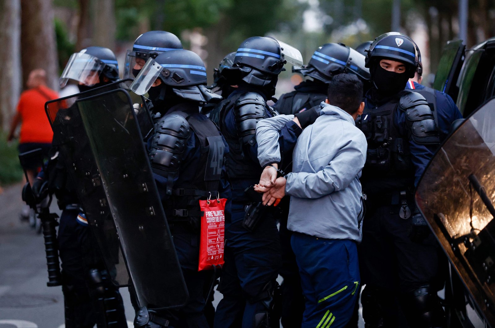 França pondera decretar estado de emergência após três noites de confrontos