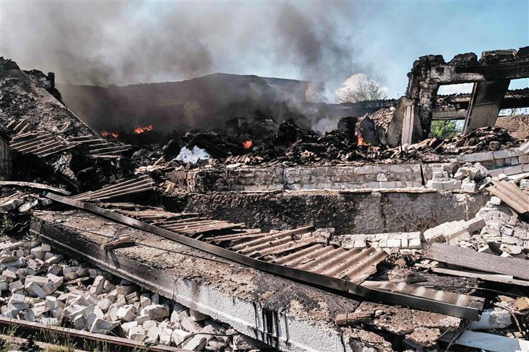 Quatro mortos em bombardeamento russo a centro de ajuda humanitária em Zaporijia