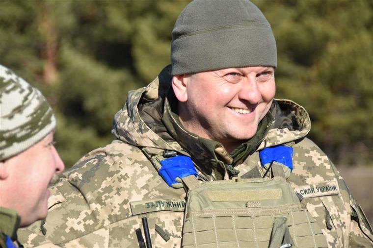 Líder das forças armadas da Ucrânia admite ataques na Rússia