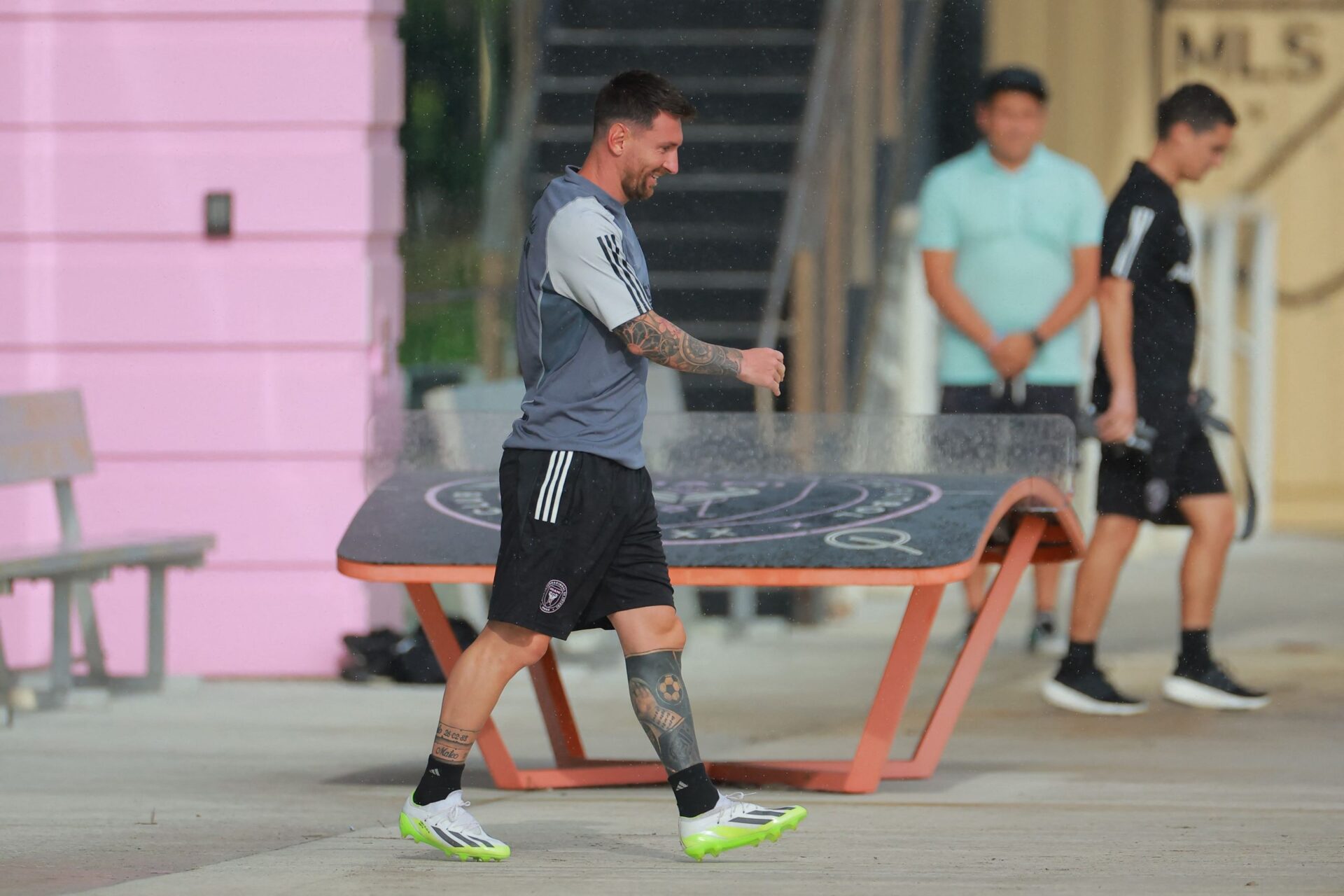 Messi avisa que não vai jogar em estádios com relvado sintético
