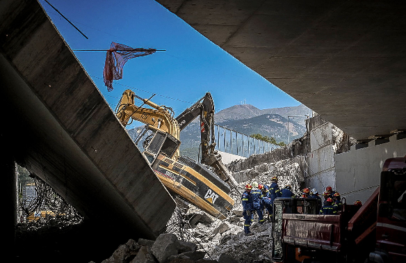 Ponte desaba na Grécia e faz pelo menos um morto