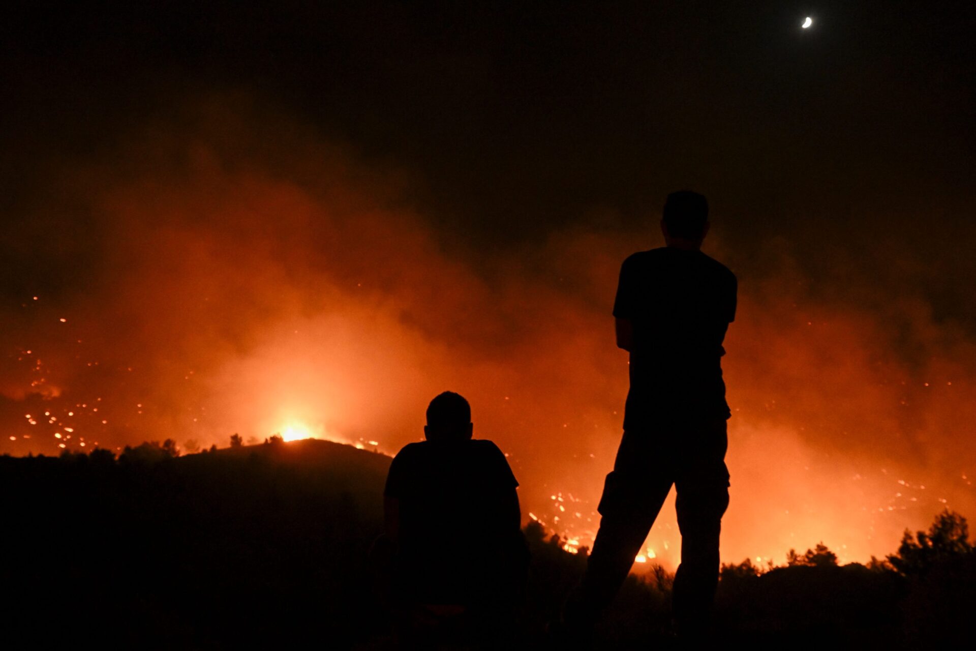 Incêndio na ilha grega de Corfu obriga à retirada de 2.500 pessoas