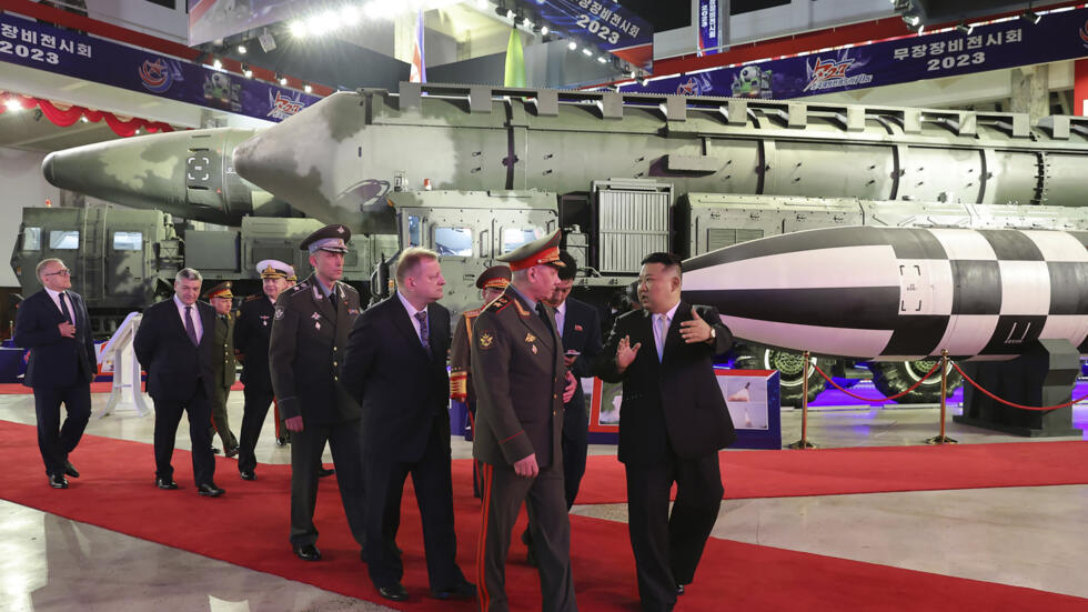 Kim Jong-un apresenta novos &#8216;drones&#8217; e mísseis