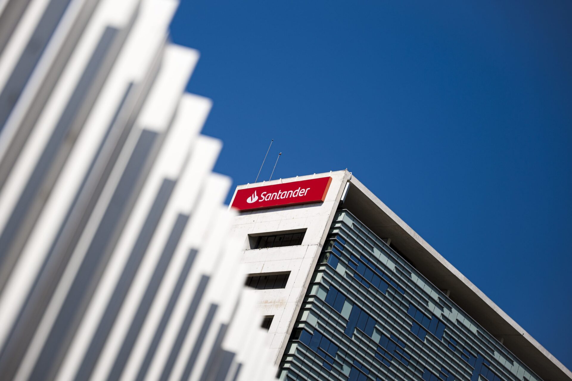 Lucros do Santander crescem 38% para 334 milhões de euros no primeiro semestre