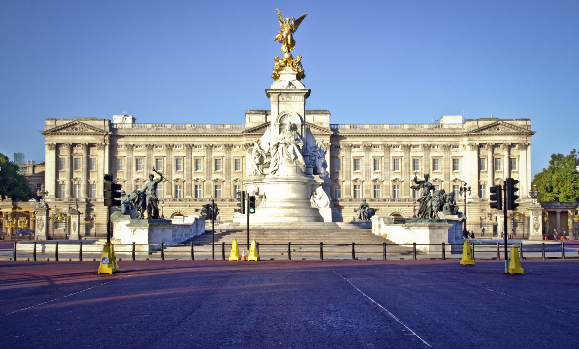 Homem algema-se ao portão do Palácio de Buckingham