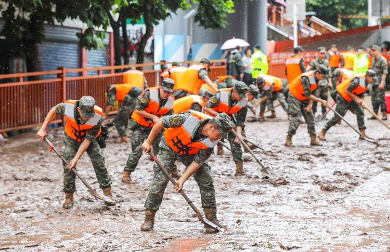 Nove desaparecidos em aluimento de terras na China