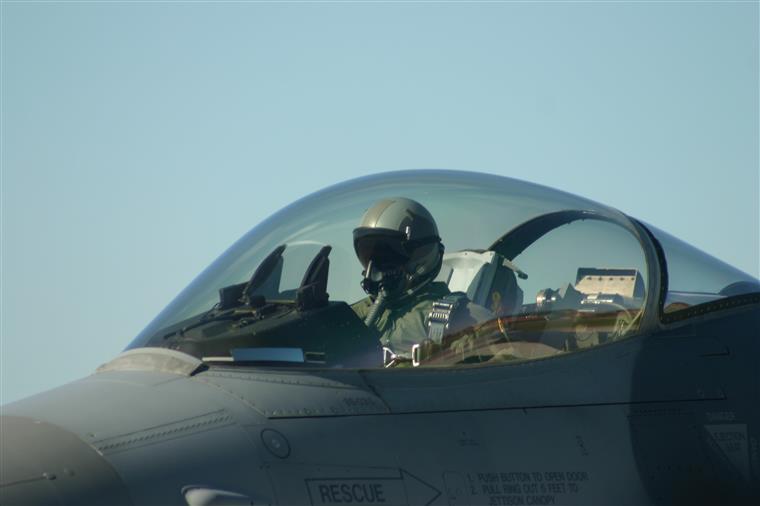 Moscovo envia caça F-16 para intercetar avião norueguês no Mar de Barents