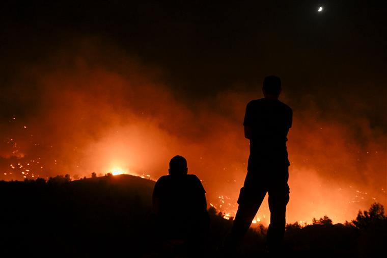 Várias aldeias evacuadas na Grécia devido a incêndios