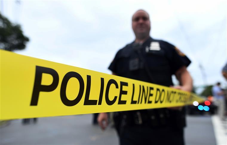Polícia reformado mata três pessoas num bar da Califórnia