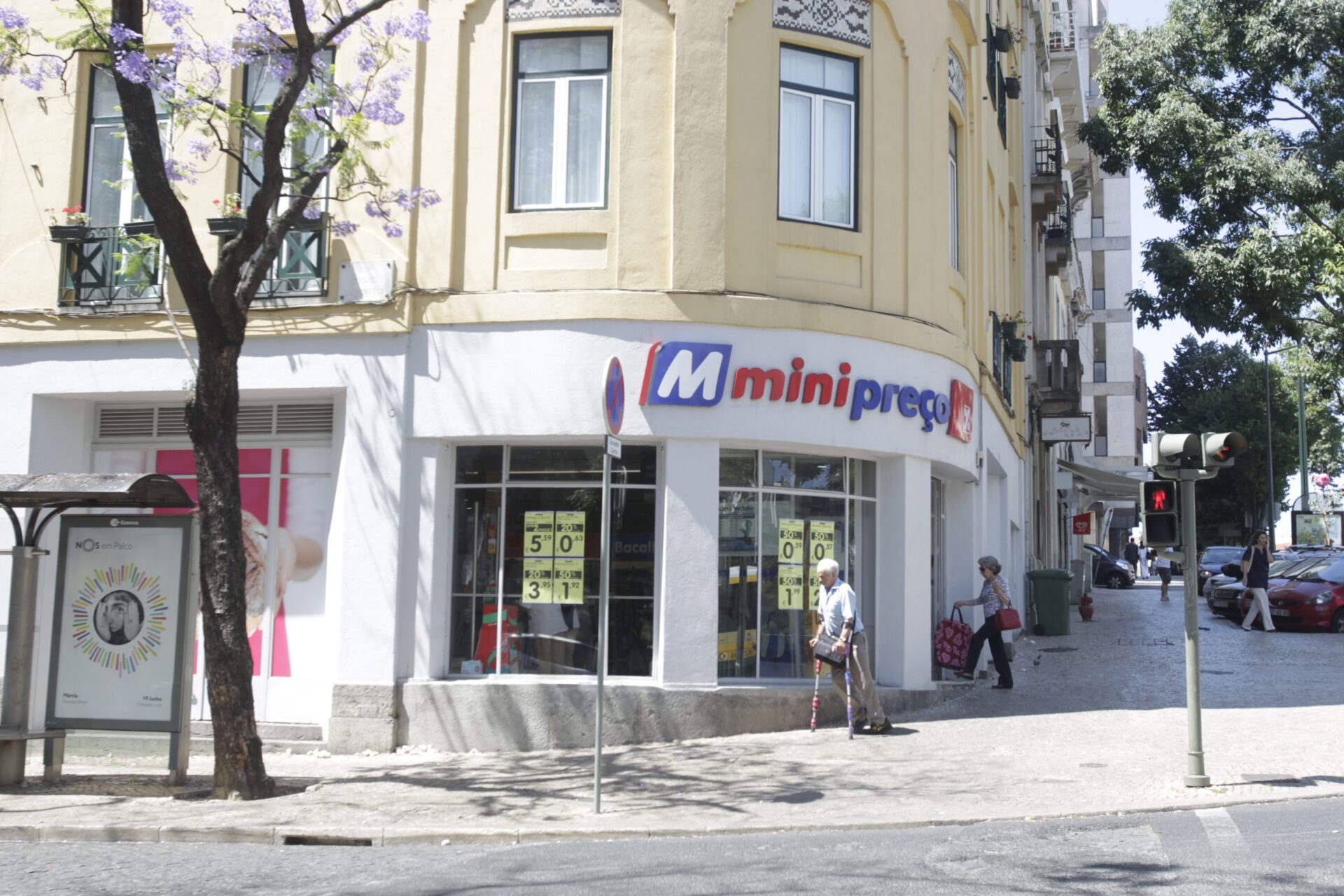 Auchan compra supermercados Minipreço em Portugal por 155 milhões
