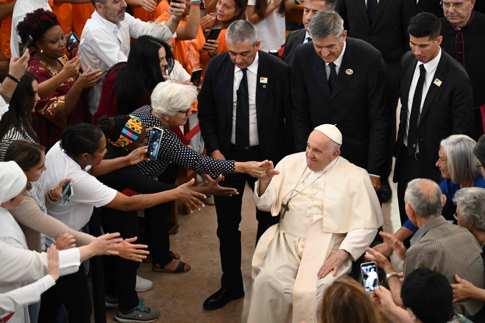 Papa pede que não se tenha “nojo” da pobreza