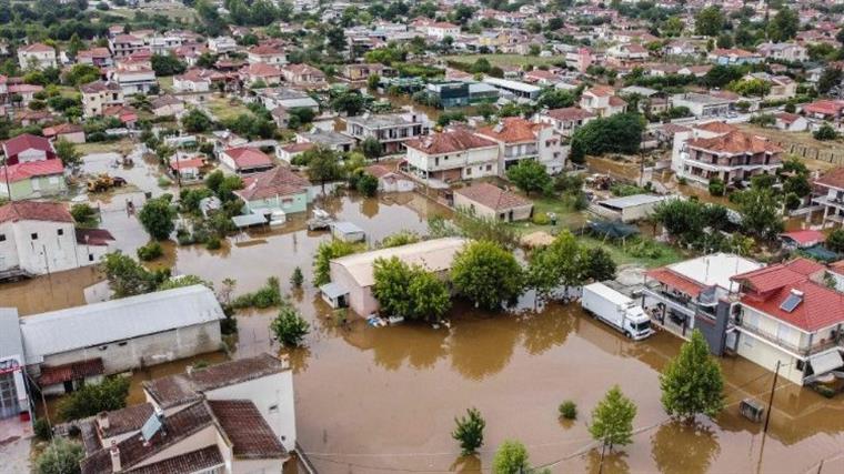Nível da água começa a descer nas áreas afetadas por inundações na Grécia