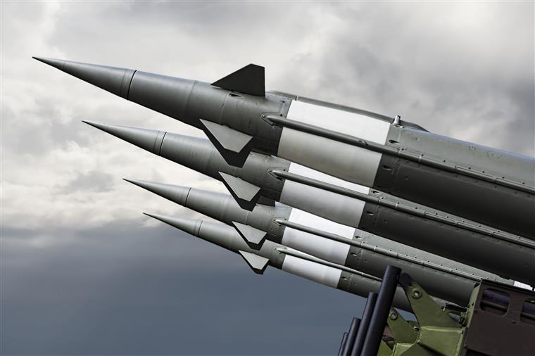 Coreia do Norte lança dois mísseis balísticos para o Mar do Japão
