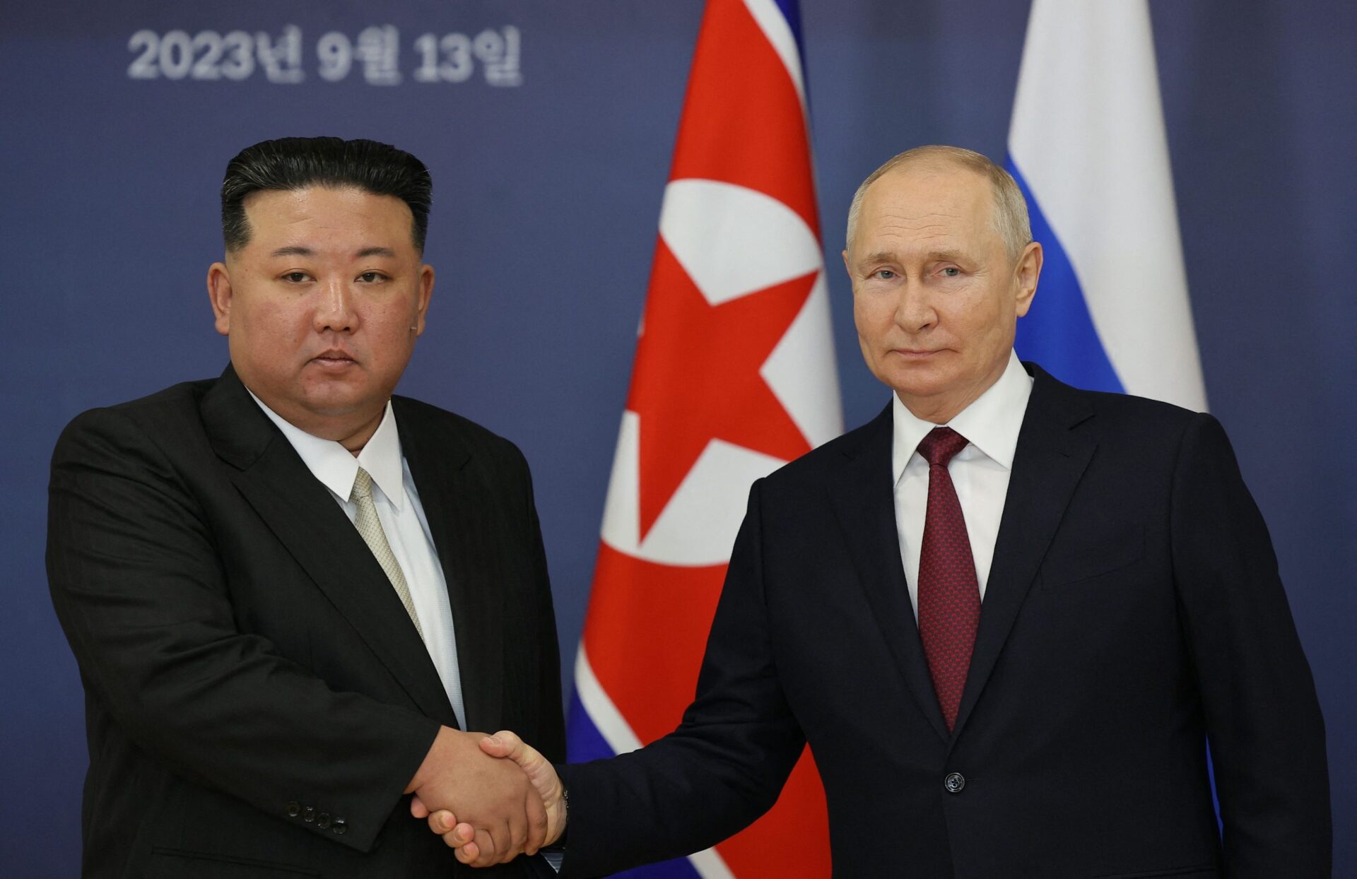 Putin e Kim Jong-un trocam fuzil durante visita