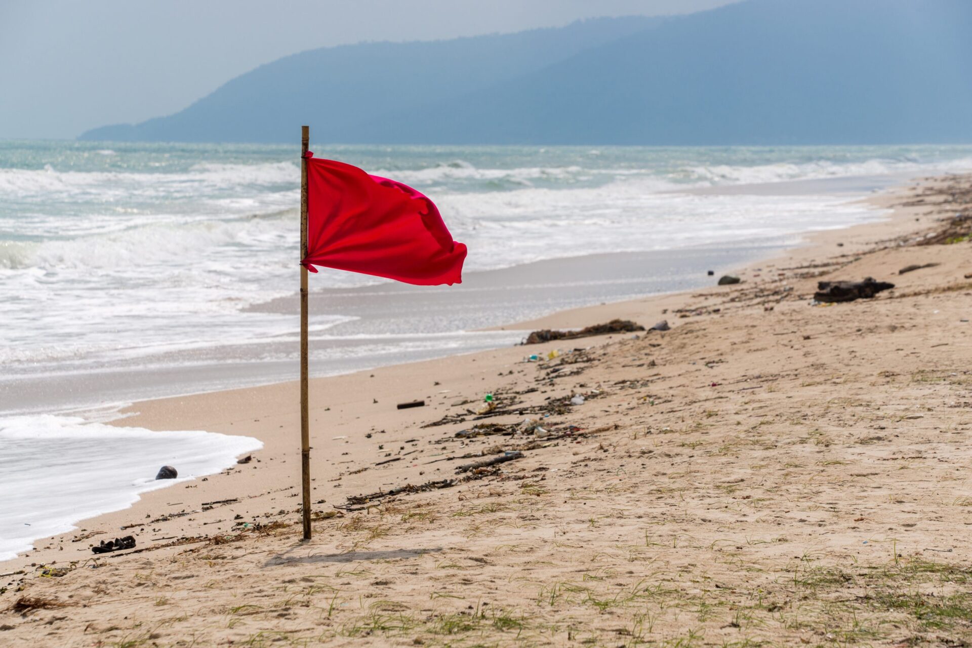 Conheça as bandeiras da praia e o seu significado