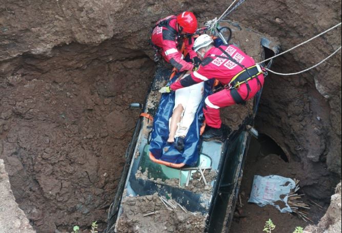 Bombeiros resgatam jovem de 14 anos que caiu em buraco na Lourinhã