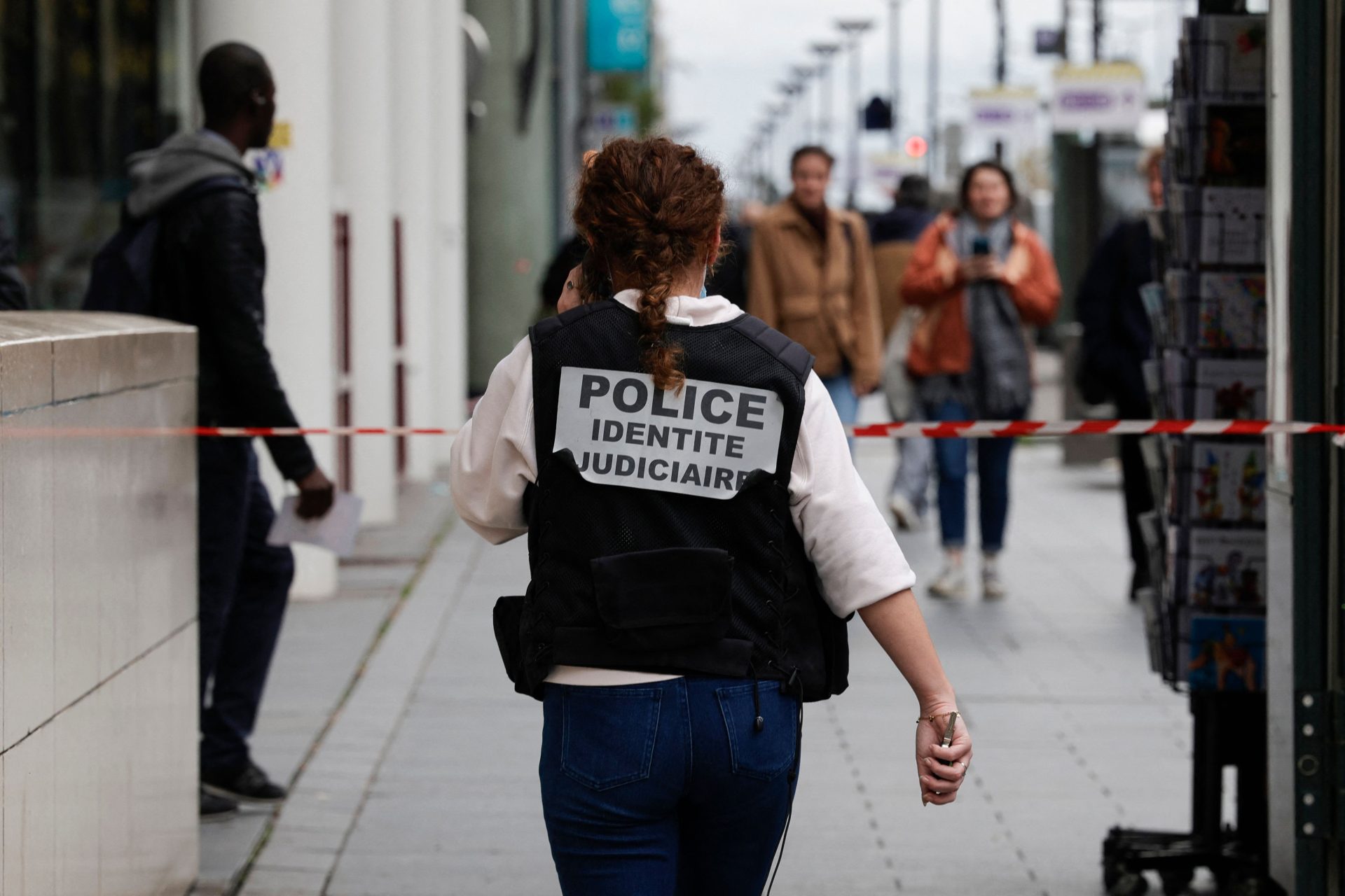 Polícia de Paris dispara sobre mulher por alegadas ameaças num comboio