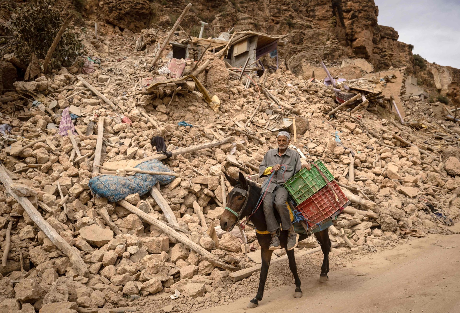 Pelo menos dois mil mortos em sismo no Afeganistão
