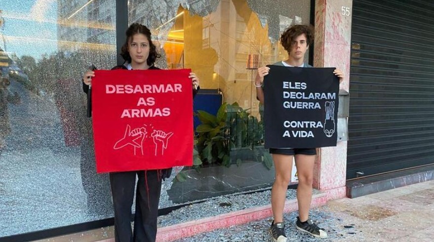 Ativistas do movimento Climáximo partem fachada de vidro da REN
