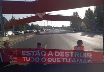 Ativistas climáticos cortam trânsito na Segunda Circular e depois penduram-se no viaduto da Galp