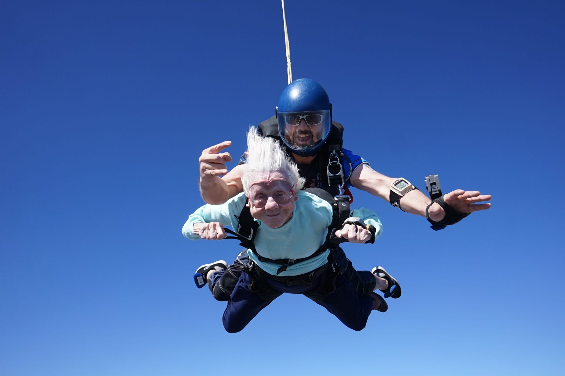 Mulher salta de paraquedas aos 104 anos e entra para o Guinness