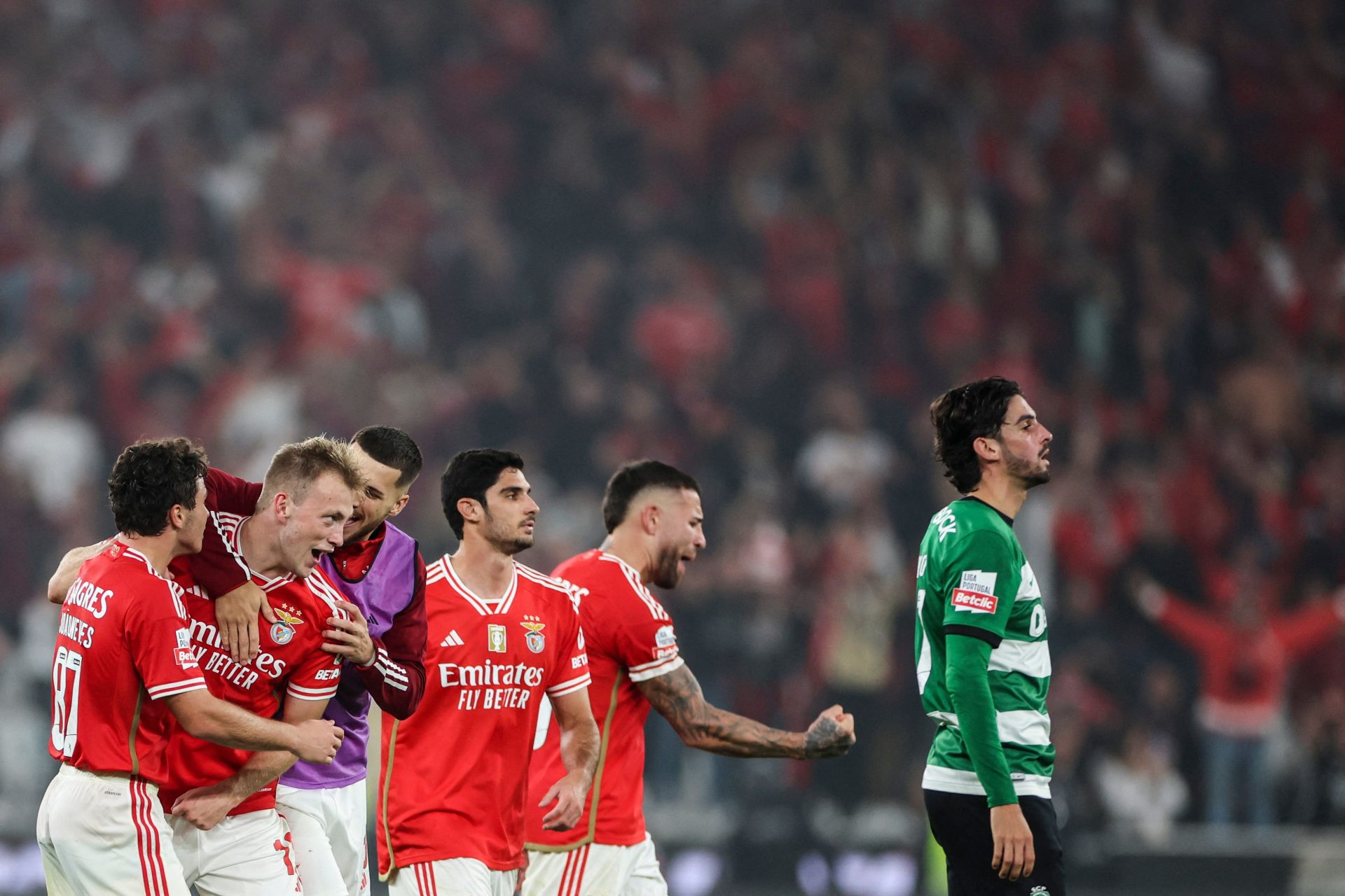 Benfica vence Sporting com reviravolta nos descontos
