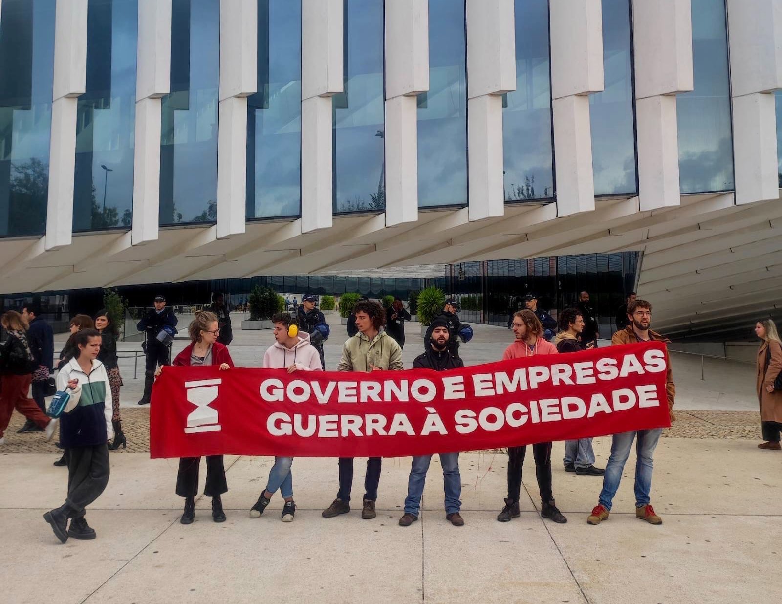 Ativistas do Climáximo manifestaram-se em frente à sede da EDP