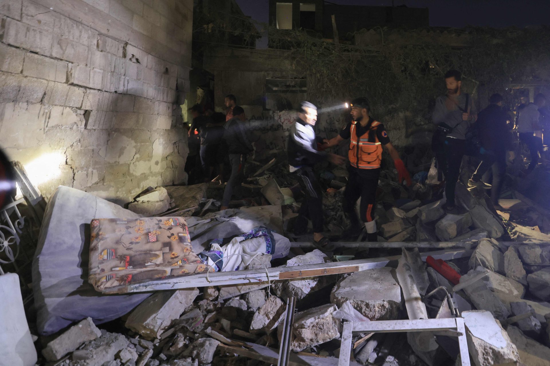 Português que perdeu mulher e dois filhos em Gaza culpa Gomes Cravinho