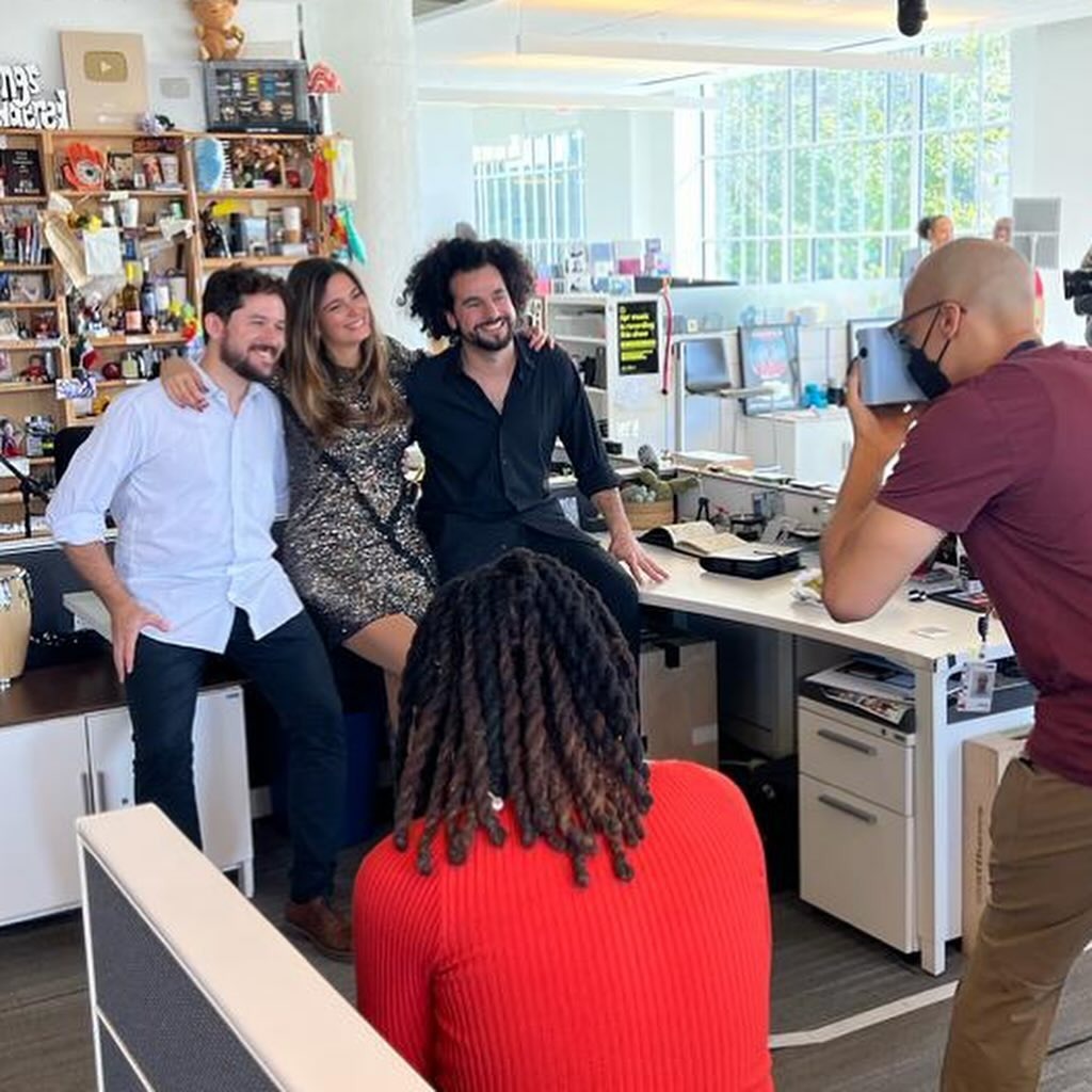 Marta Pereira da Costa leva guitarra portuguesa ao Tiny Desk Concert