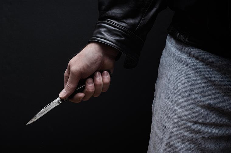 Agente da PSP ferido com faca por homem que ameaçava clientes em esplanada em Ourém