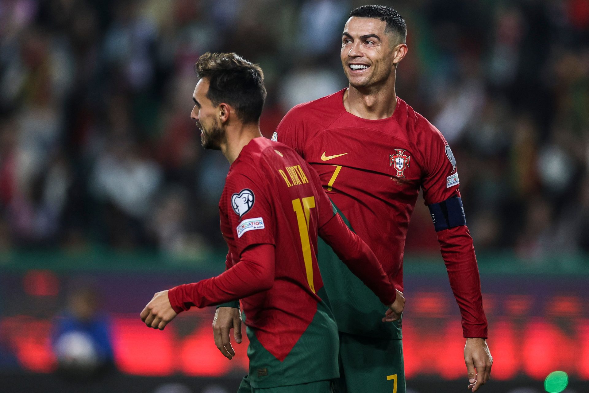 Portugal vence Islândia por 2-0 e consegue a qualificação perfeita