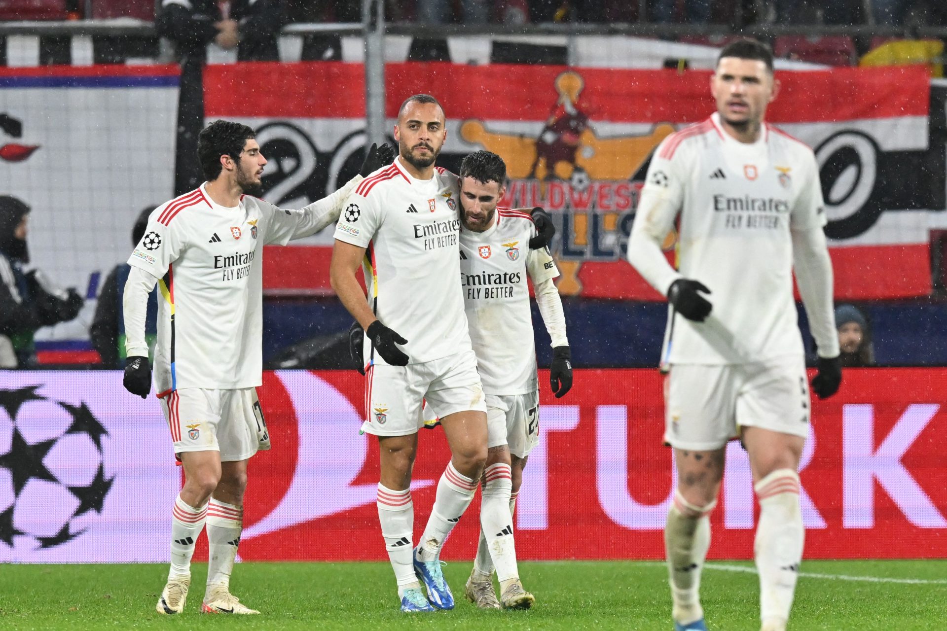 Benfica triunfa frente ao Salzburgo