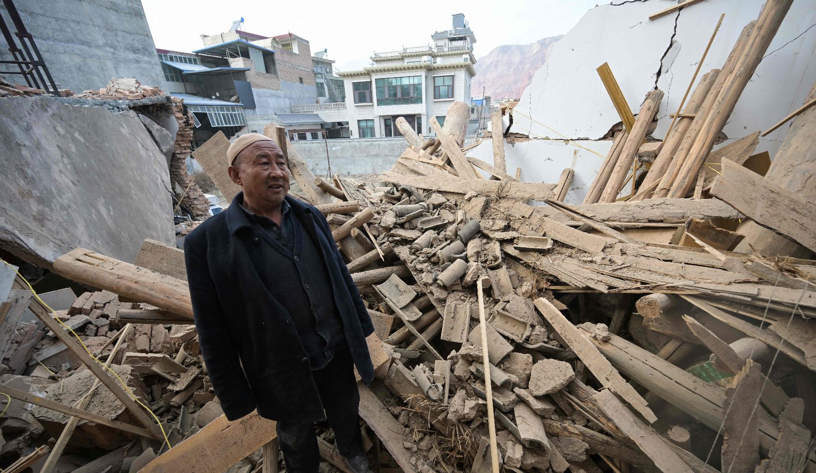 Sobe para 135 o número de mortos após sismo na China