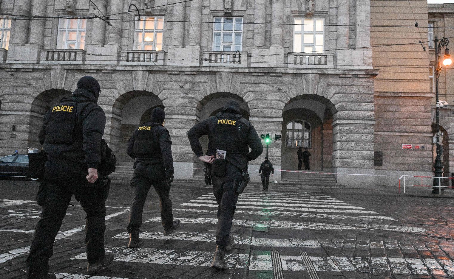 Número de vítimas mortais do tiroteio em Praga sobe para 13
