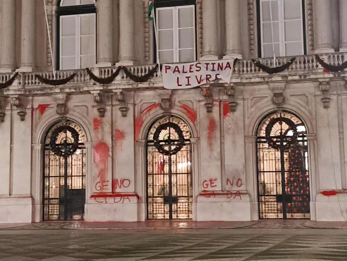 Ativistas hasteiam bandeira da Palestina na Câmara Municipal de Lisboa