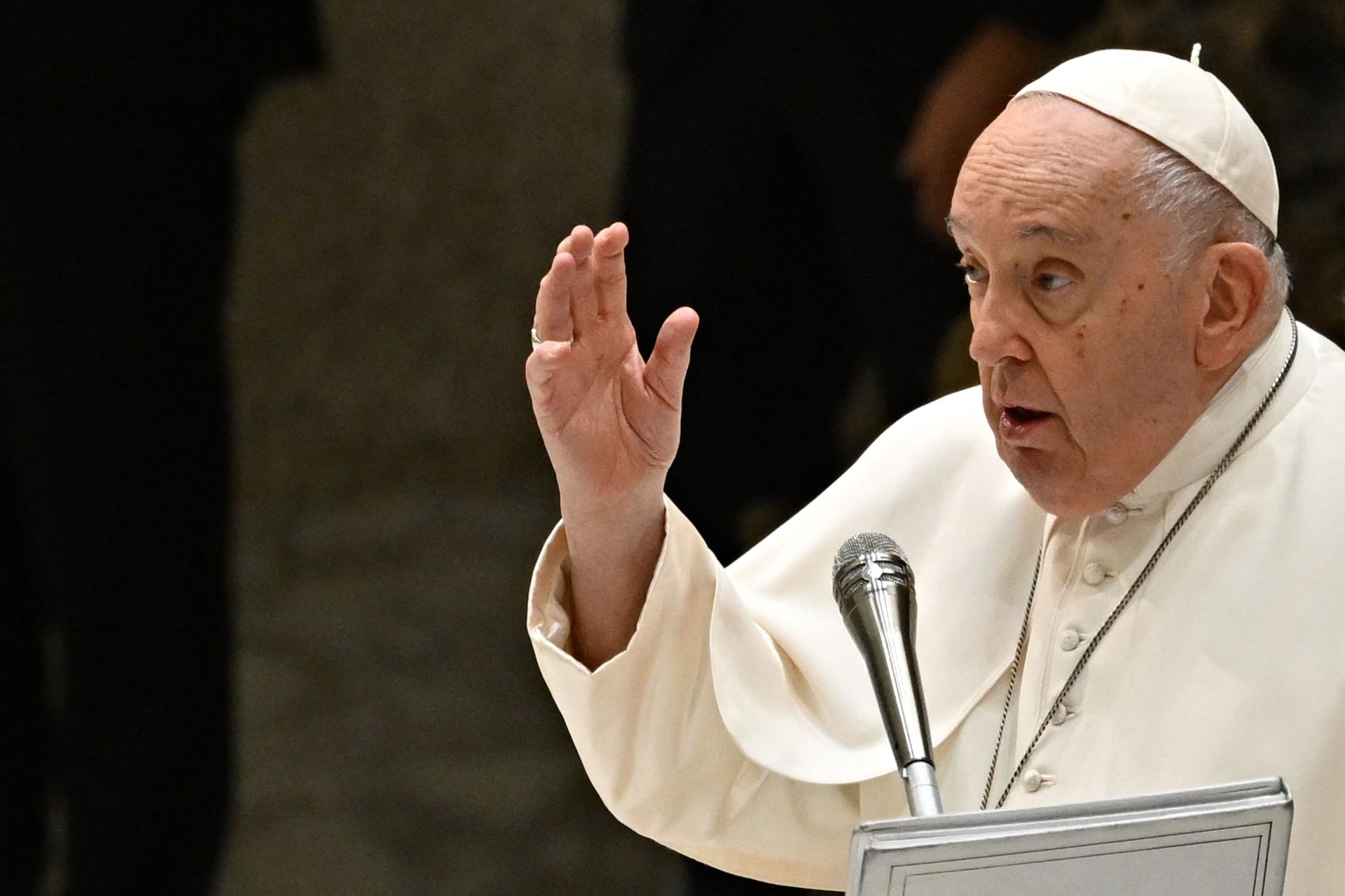 Papa admite que ainda se cansa a falar mas garante que está “melhor”