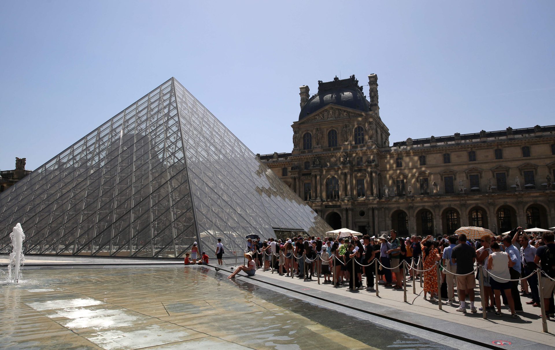 Louvre com número de visitantes próximo de anos antes da Covid