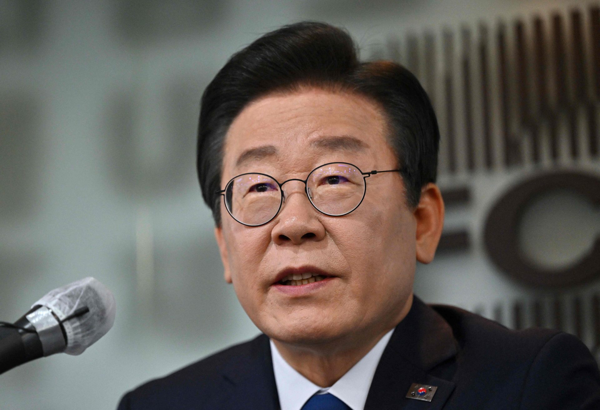 Líder da oposição da Coreia do Sul recupera depois de atentado