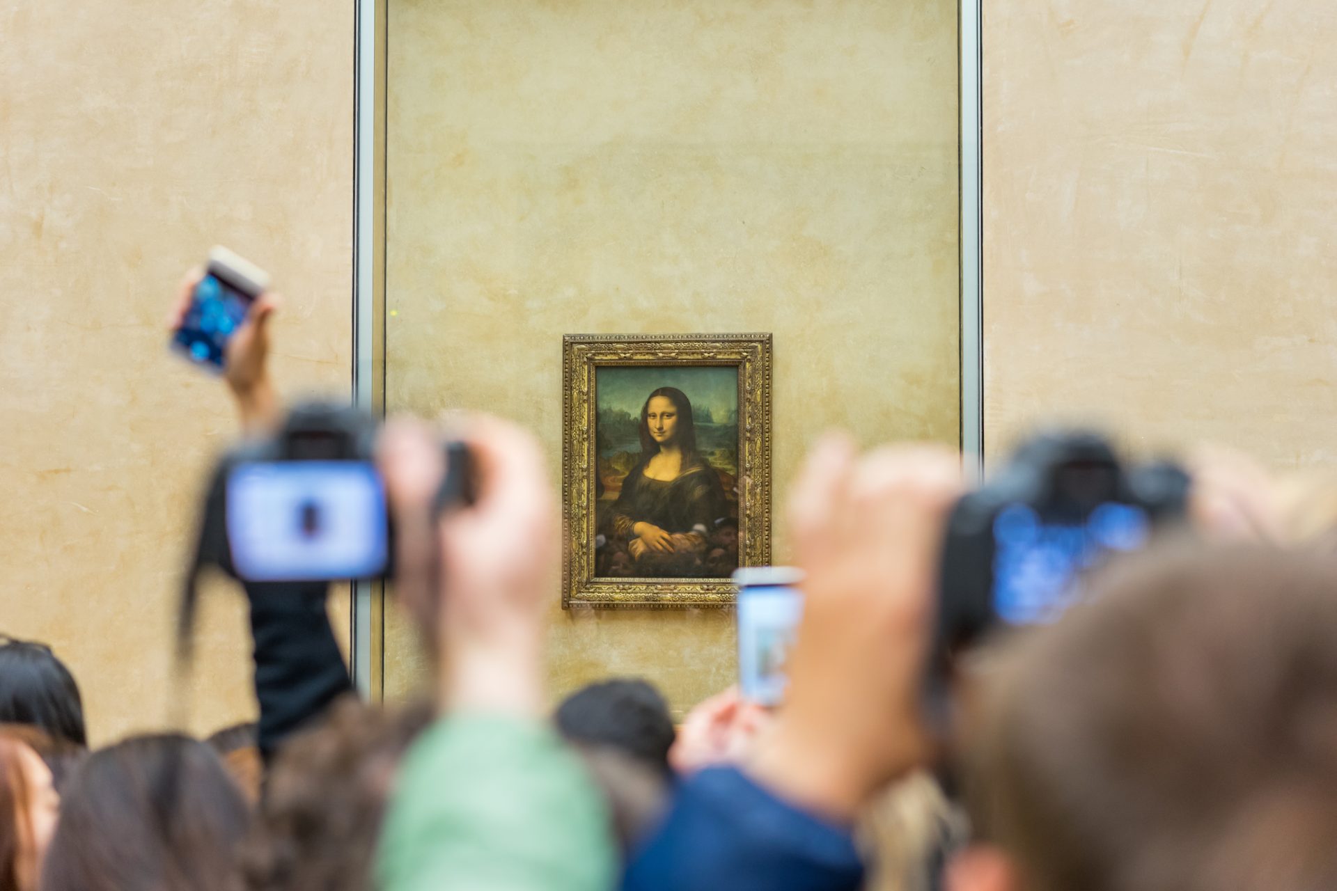 Ativistas atiram sopa contra quadro de Mona Lisa