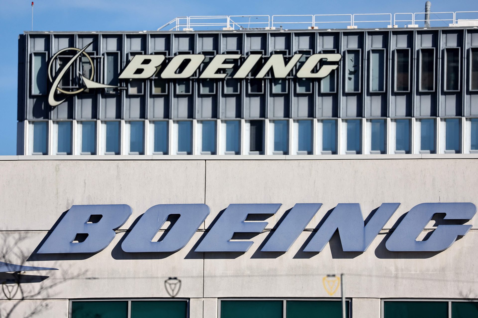 Boeing reconhece erro após avião perder a porta em pleno voo