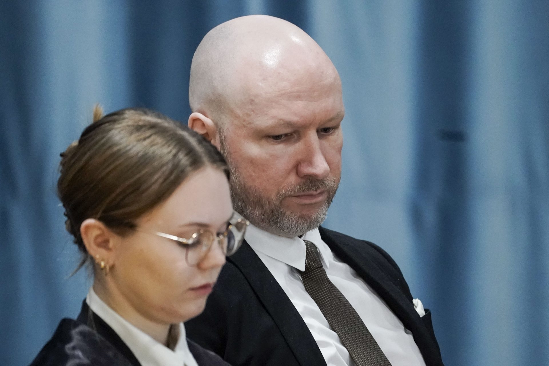 Breivik tem tês quartos na prisão mas queixa-se de ser “tratado como um animal”