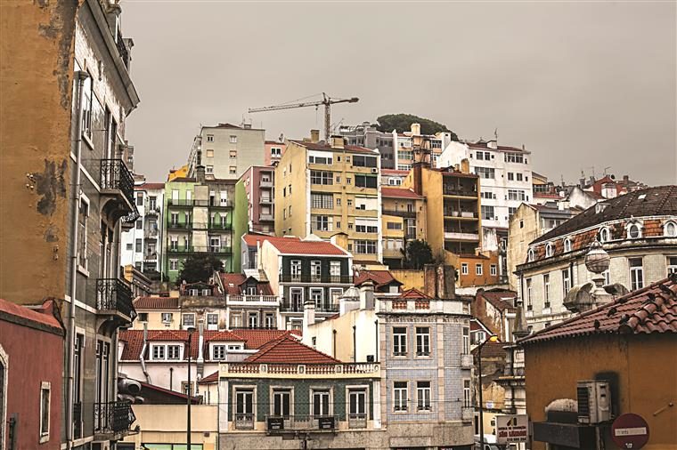 Portugueses compram casas mais baratas e pedem mais dinheiro à banca