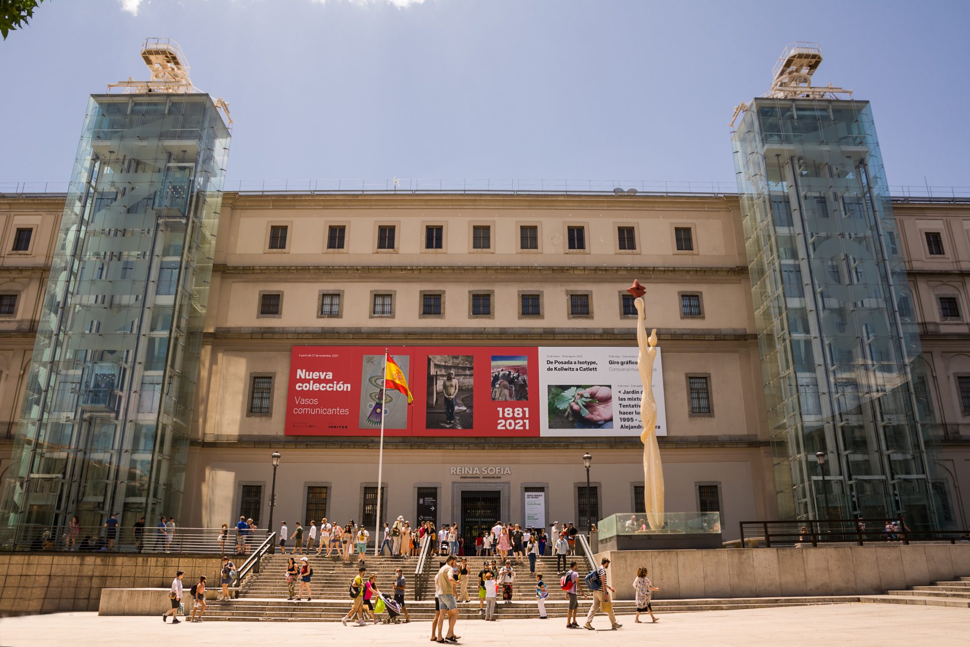 Ativistas da Greenpeace pendurados em Museu de Madrid